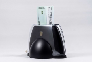 Desk stand card reader with eID-side